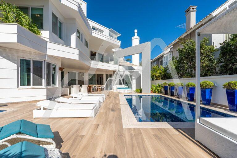 Casa à venda próxima ao mar em Jurerê Internacional