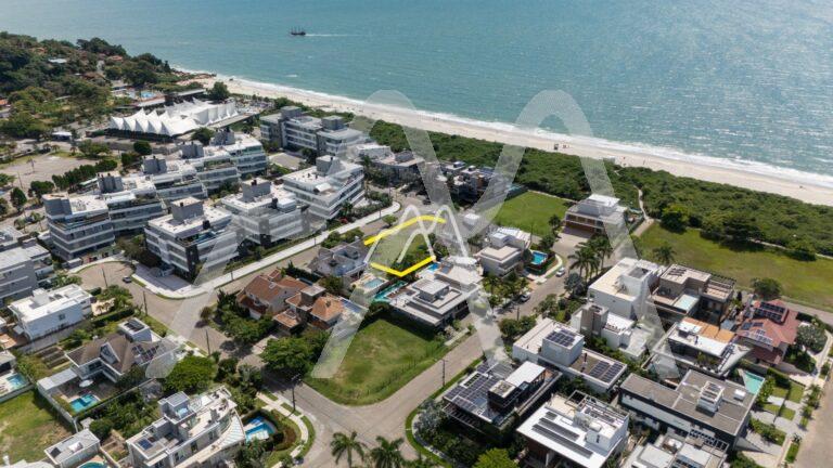 Terreno de esquina e próximo ao mar à venda em Jurerê Internacional