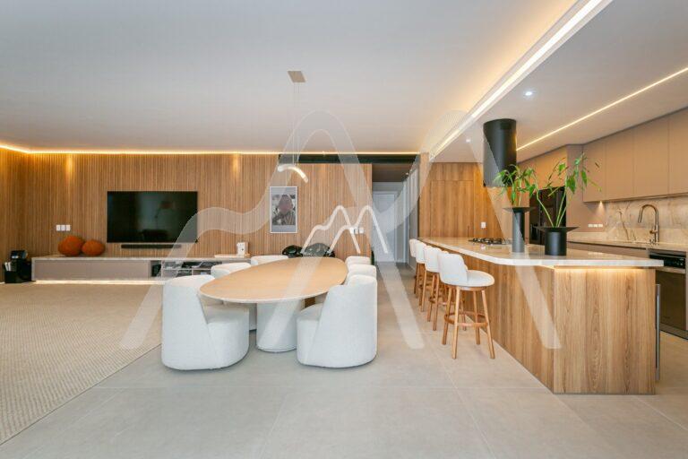 Apartamento espaçoso com vista para o mar em Jurerê