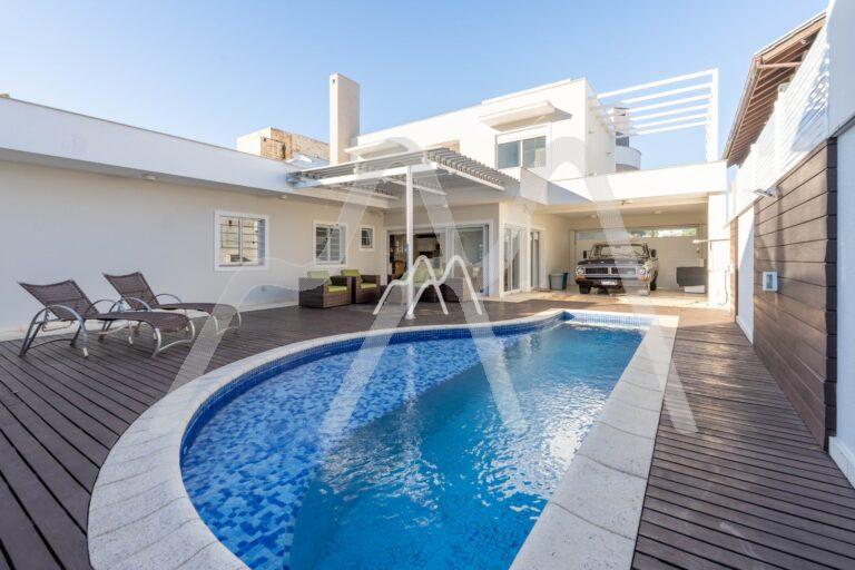 Casa próxima ao mar em Jurerê Internacional