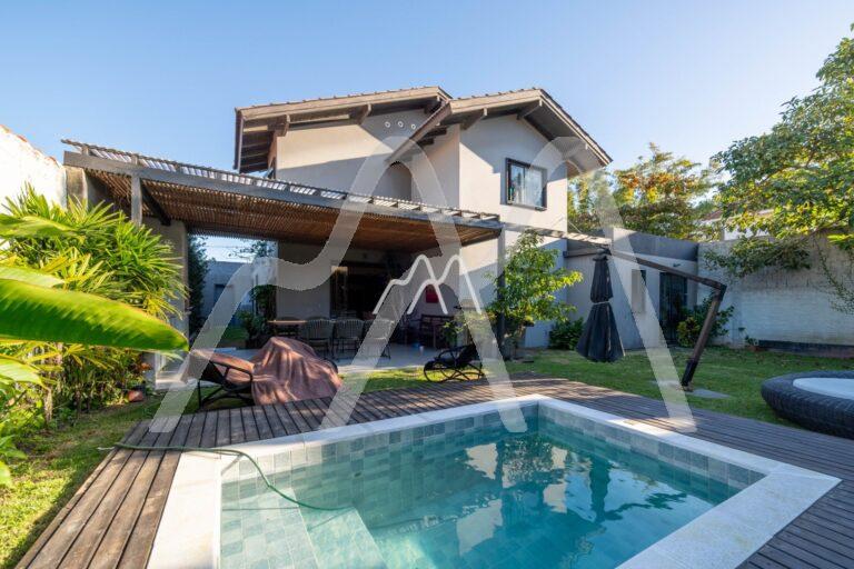 Casa reformada à venda em Jurerê Internacional