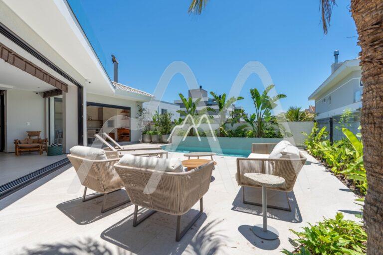 Casa Reformada com 4 Suítes Próxima à Praia – Jurerê Internacional