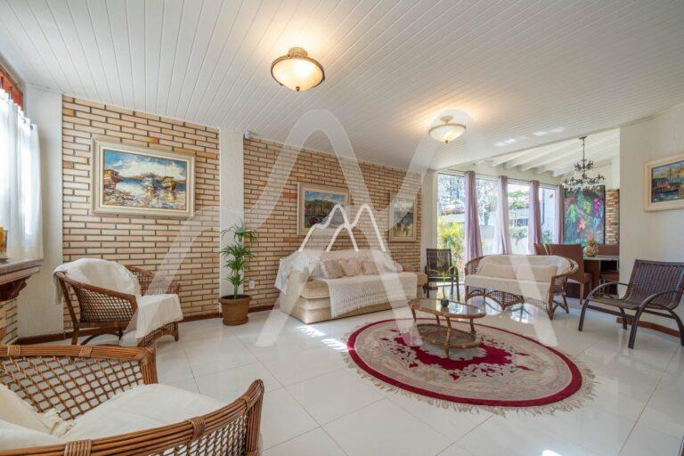 Casa próxima ao Open Shopping à venda em Jurerê Internacional