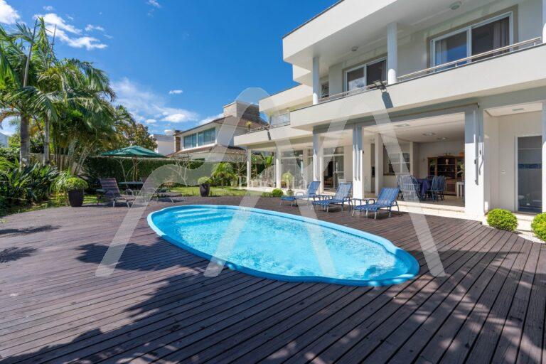 Casa espaçosa e com grande jardim à venda no Amoraeville em Jurerê Internacional